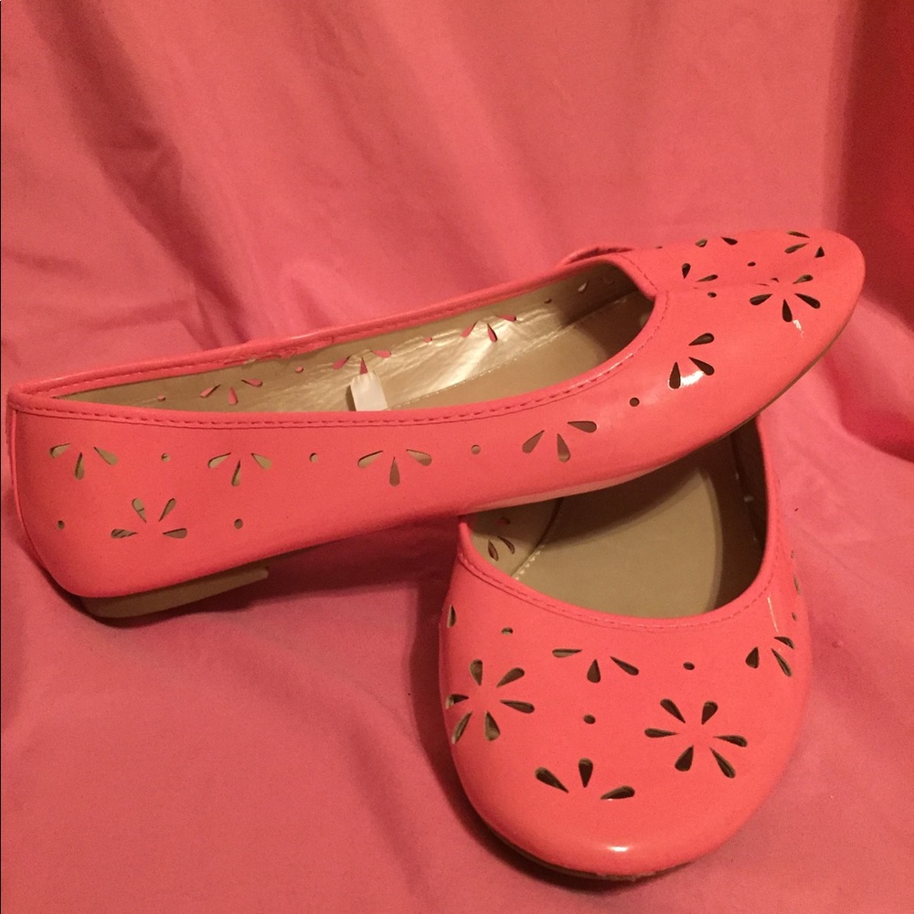 Hot pink Cherokee brand cutout ballet flats